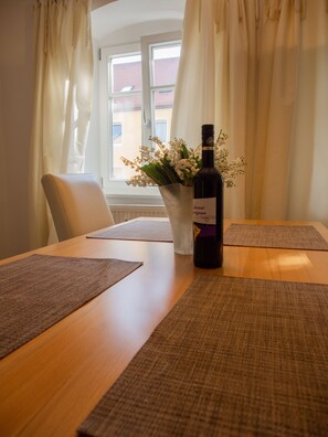Dining - Baroque apartment Walhalla 2 -downtown location- (Regensburg)