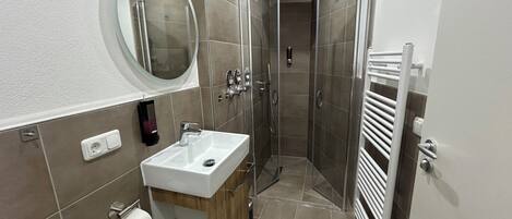 Combined shower/bathtub