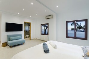 3 bedrooms, free WiFi, bed sheets - Sea front house with astounding views (Bañalbufar)