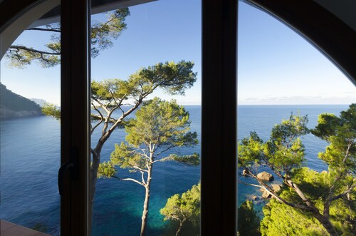 Sea front house with astounding views