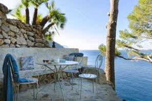 Outdoor dining - Sea front house with astounding views (Bañalbufar)