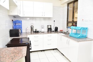 Kühlschrank, Mikrowelle, Ofen, Wasserkocher