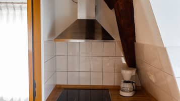 Een koelkast, een oven, een kookplaat, een vaatwasser