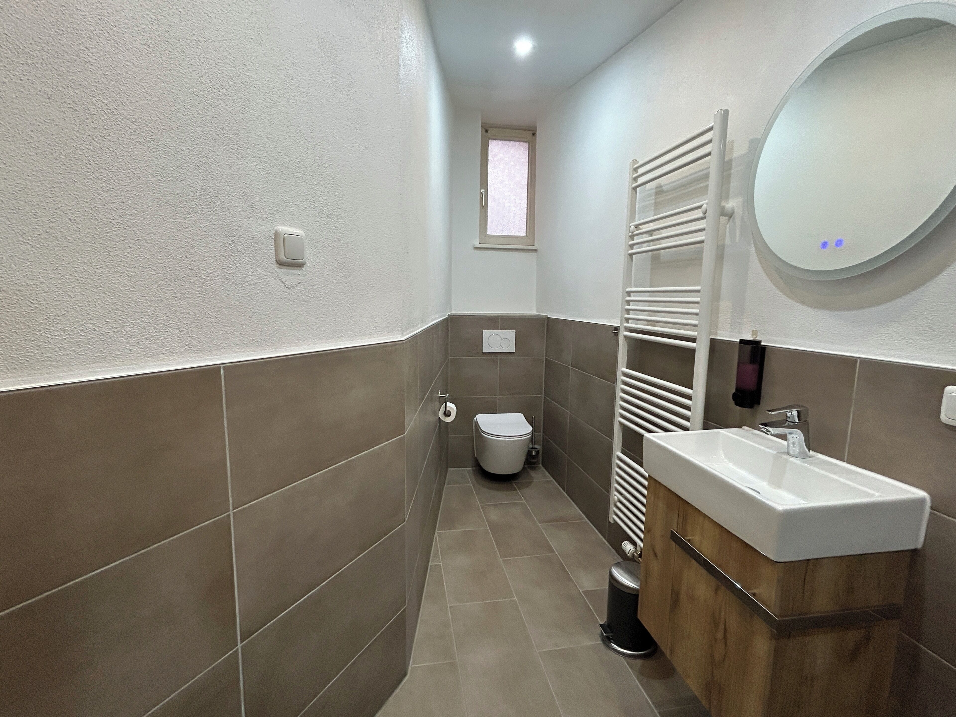Combined shower/bathtub, hair dryer, towels, soap