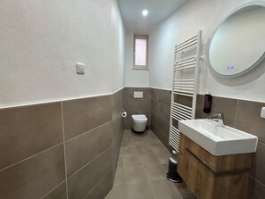 Combined shower/bathtub, hair dryer, towels, soap - Baroque apartment Walhalla 1 -downtown location- (Regensburg)