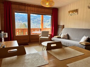 TV - Bright T2 Apartment with Terrace and Wifi (Samoëns)