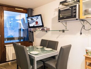 Dining - Modern Apt in Val Thorens - 4 Pers, Balcony, Ski-In/Ski-Out, Near Shops & Restaurants (Val Thorens)