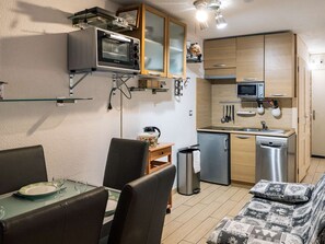 Geladeira, micro-ondas, fogão, lava-louças