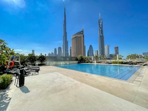 Ein Pool auf dem Dach mit einer Skyline im Hintergrund.
