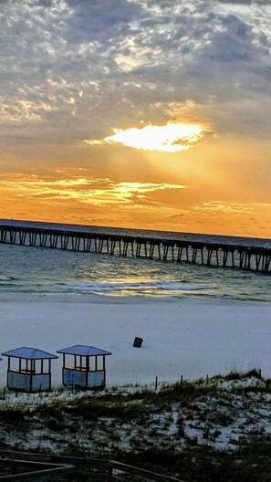 On the beach - Big Balcony beach front corner unit. Next to county pier. 4 Beach chair service! (Panama City Beach)