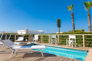 Piscina externa sazonal, espreguiçadeiras