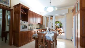 Deluxe Villa | Private kitchen | Fridge, microwave, high chair