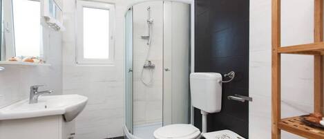 Douche, sĂšche-cheveux, serviettes fournies, savon