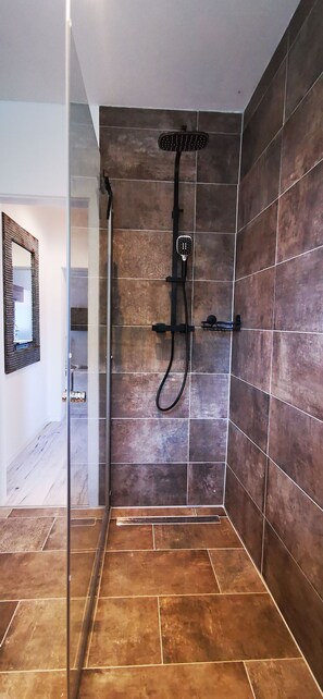Een douche, een haardroger, badjassen, handdoeken