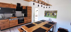 Frigorífico, horno, placa de cocina y lavavajillas