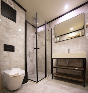Shower, rainfall showerhead, free toiletries, hair dryer