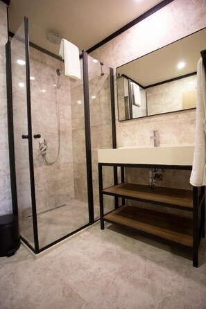 Shower, rainfall showerhead, free toiletries, hair dryer - Besiktas Serenity Hotel (Istanbul)