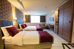 豪華三人房 | 高級寢具、Select Comfort 床墊、迷你吧、客房內保險箱