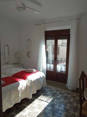 10 bedrooms, desk, travel cot, free WiFi - Vico rural cave house, ideal for large groups (Freila)