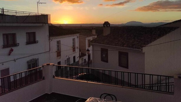 A rooftop terrace with a view of a sunset over a hilly landscape. - Vico rural cave house, ideal for large groups (Freila)