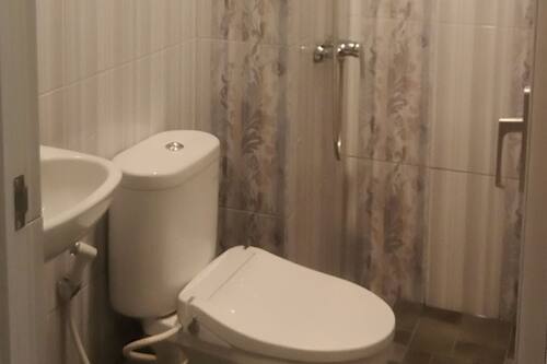 Habitació econòmica | Bany | Dutxa i tovalloles