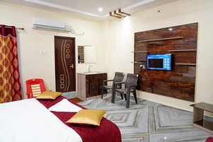 Deluxe Room | Premium bedding, in-room safe, iron/ironing board, free WiFi