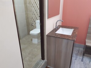 Quarto executivo | Banheiro | Chuveiro, chuveiro com efeito de chuva, produtos de toalete grátis 