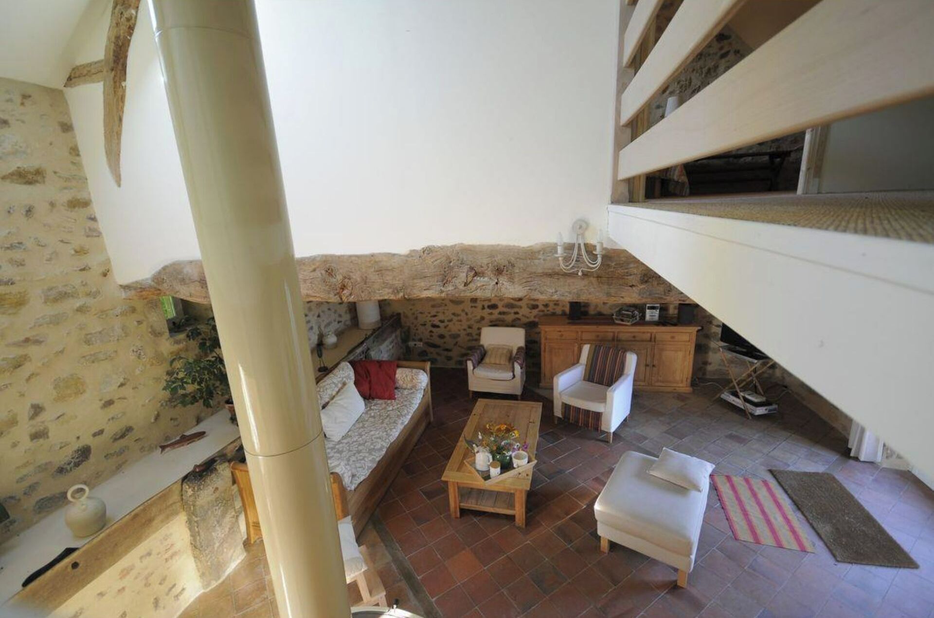 電視、壁爐、DVD 播放機、書籍