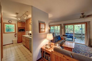 TV - Cole Bin: Located on a quiet street in Ocracoke (Ocracoke)