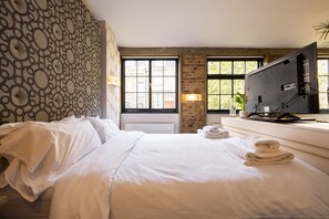 Apartment, 1 Queen Bed | 1 bedroom, iron/ironing board, free WiFi, bed sheets - Quiet Bespoke Designed Warehouse Openplan Studio (London)