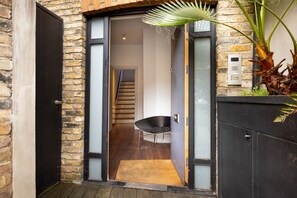 Bathroom - Quiet Bespoke Designed Warehouse Openplan Studio (London)