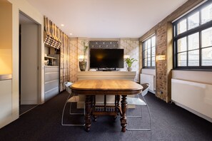 Dining - Quiet Bespoke Designed Warehouse Openplan Studio (London)