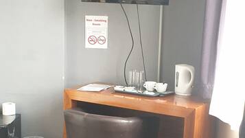 Habitación Deluxe | Escritorio y espacio para trabajar con laptop