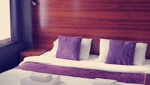 Desk, laptop workspace, iron/ironing board (on request), travel crib - Bennetts Hotel (Nottingham)
