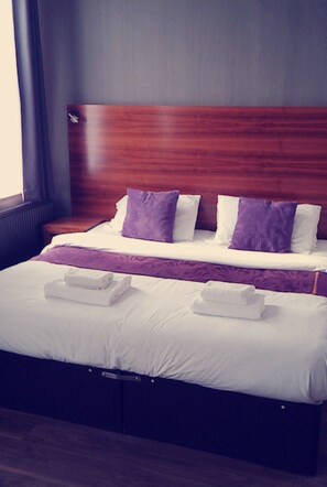 Desk, laptop workspace, iron/ironing board, travel cot - Bennetts Hotel (Nottingham)