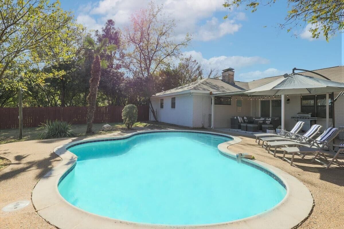 Beautiful Modern Home, Pool for Groups and Families