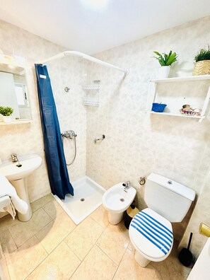 Douche, sèche-cheveux, serviettes fournies, savon