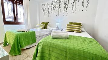 2 slaapkamers, een strijkplank/strijkijzer, gratis wifi, beddengoed