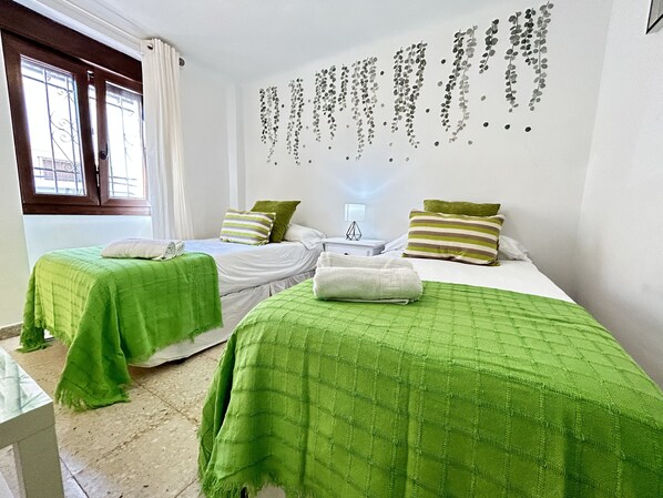 3 chambres, fer et planche à repasser, accès au Wi-Fi (inclus)