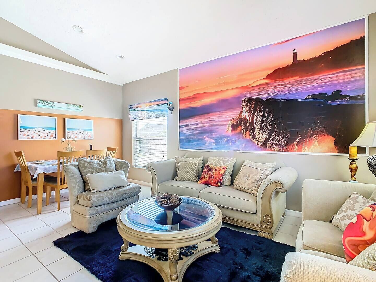 Een smart-tv, boeken, een kantoor en een printer