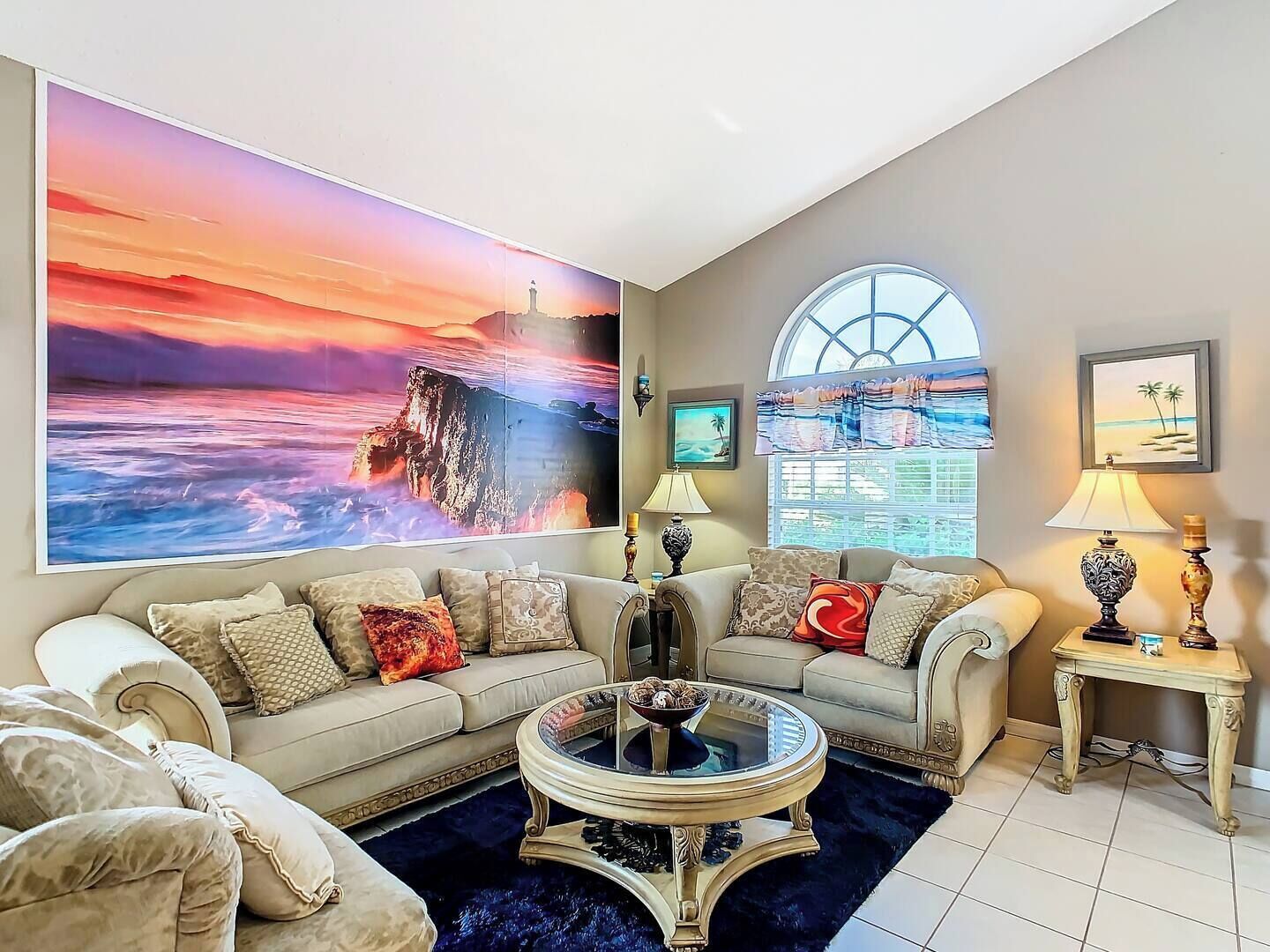 Een smart-tv, boeken, een kantoor en een printer