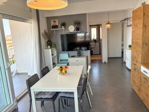 Dining - Summer holiday apartment- spacious sea view terrace- 2 min walk to the beach (Brodarica)
