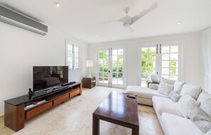 Villa Luxe | Coin séjour | Télévision à écran plat de 42 pouces avec chaînes par câble, télévision