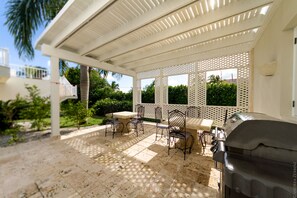 Luxury Villa | Terrace/patio