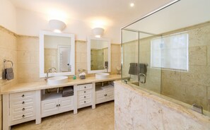 Luxury-Villa | Badezimmer | Badewanne und Dusche (separat), Hydromassagedusche
