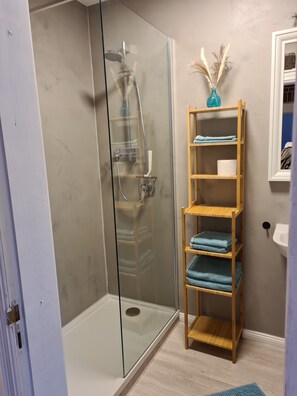 Dusche, Haartrockner, Handtücher, Toilettenpapier