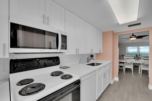 Réfrigérateur, four à micro-ondes, un four, surface de cuisson