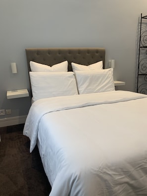 1 bedroom, desk