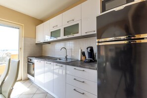 ثلاجة، ميكروويف، فرن، موقد طهي مسطح