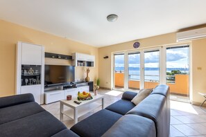 تلفزيون، ألعاب فيديو، كُتُب